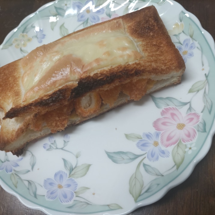 コロッケとゆで卵マヨ入りチーズサンド